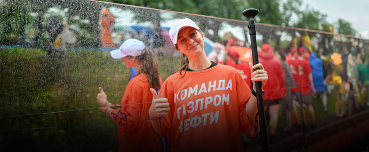 Гигантская селфи-станция, сап на колесах и первое свадебное путешествие: как прошел карнавал на воде в Петербурге
